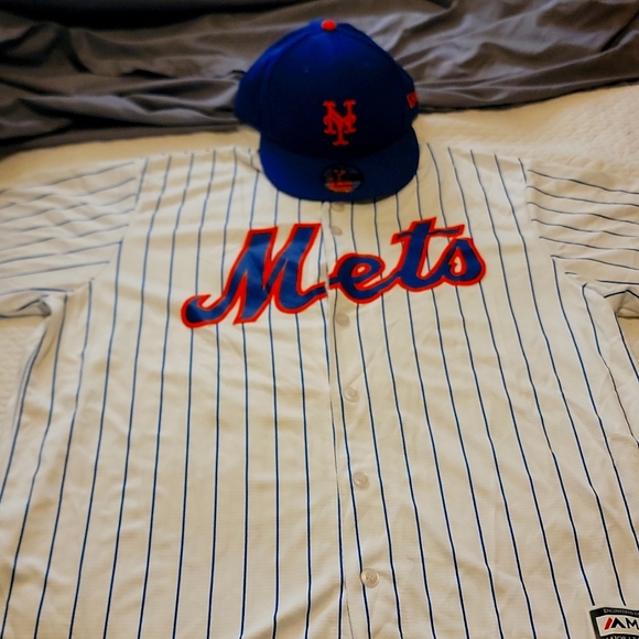 Baseball jersey its large I can't seem to change the size. - Picture 1 of 8
